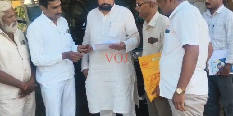 ಅಥಣಿ ವಿವಿಧ ಸಮಸ್ಯಗಳಿಗೆ ಪರಿಹರಿಸಲು ಅಧಿಕಾರಿಗಳಿ ಸೂಚಿಸಿ ಎಂದು ಶಾಸಕ ಸವದಿ ಅವರಿ ಮನವಿ