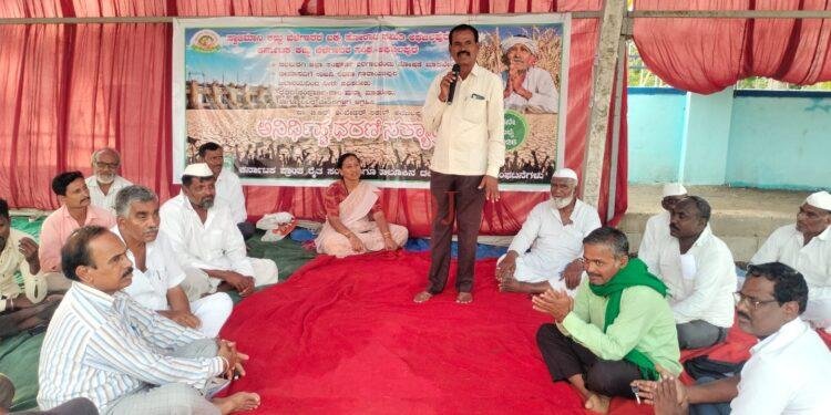 ಮುಂದುವರೆದ ಧರಣಿ ಸತ್ಯಾಗ್ರಹ; ಬೇಡಿಕೆ ಈಡೇರದಿದ್ದರೆ ತಾಲೂಕು ಬಂದ್ ರೈತರು ಎಚ್ಚರಿಕೆ !!