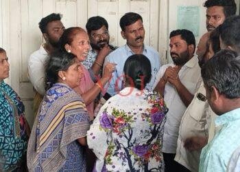 ಪುರಸಭೆ ಕಚೇರಿ ಬಾಗಿಲಿಗೆ ಬೀಗ ಜಡೆದು ಪ್ರತಿಭಟನೆ ಮಾಡಿದ ಮಹಿಳೆಯರು