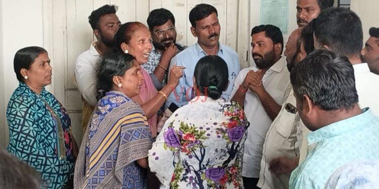 ಪುರಸಭೆ ಕಚೇರಿ ಬಾಗಿಲಿಗೆ ಬೀಗ ಜಡೆದು ಪ್ರತಿಭಟನೆ ಮಾಡಿದ ಮಹಿಳೆಯರು