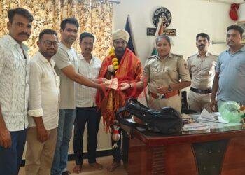 ಪ್ರಾಮಾಣಿಕತೆಗೆ ಪೊಲೀಸ್ ಠಾಣೆಯಲ್ಲಿ ಸನ್ಮಾನ: ₹1 ಲಕ್ಷ ಹಣವಿದ್ದ ಬ್ಯಾಗ್ ವಾಪಸ್ ನೀಡಿದ ಕರುನಾಡು ಕೆಫೆ ಮಾಲೀಕ