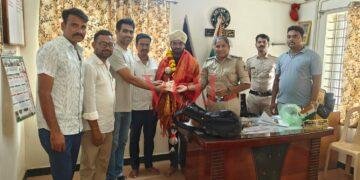 ಪ್ರಾಮಾಣಿಕತೆಗೆ ಪೊಲೀಸ್ ಠಾಣೆಯಲ್ಲಿ ಸನ್ಮಾನ: ₹1 ಲಕ್ಷ ಹಣವಿದ್ದ ಬ್ಯಾಗ್ ವಾಪಸ್ ನೀಡಿದ ಕರುನಾಡು ಕೆಫೆ ಮಾಲೀಕ