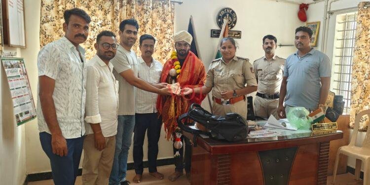 ಪ್ರಾಮಾಣಿಕತೆಗೆ ಪೊಲೀಸ್ ಠಾಣೆಯಲ್ಲಿ ಸನ್ಮಾನ: ₹1 ಲಕ್ಷ ಹಣವಿದ್ದ ಬ್ಯಾಗ್ ವಾಪಸ್ ನೀಡಿದ ಕರುನಾಡು ಕೆಫೆ ಮಾಲೀಕ