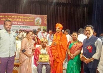 ಗ್ರಾಮ ಲೆಕ್ಕಾಧಿಕಾರಿ ಸಿದ್ಧರಾಮ ಕುಂಬಾರರಿಗೆ ಜಿಲ್ಲಾ ಮಟ್ಟದ ‘ಸೇವಾ ವಿಭೂಷಣ ಪ್ರಶಸ್ತಿ ಪ್ರಧಾನ