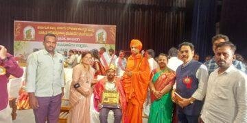 ಗ್ರಾಮ ಲೆಕ್ಕಾಧಿಕಾರಿ ಸಿದ್ಧರಾಮ ಕುಂಬಾರರಿಗೆ ಜಿಲ್ಲಾ ಮಟ್ಟದ ‘ಸೇವಾ ವಿಭೂಷಣ ಪ್ರಶಸ್ತಿ ಪ್ರಧಾನ