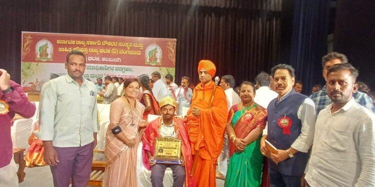 ಗ್ರಾಮ ಲೆಕ್ಕಾಧಿಕಾರಿ ಸಿದ್ಧರಾಮ ಕುಂಬಾರರಿಗೆ ಜಿಲ್ಲಾ ಮಟ್ಟದ ‘ಸೇವಾ ವಿಭೂಷಣ ಪ್ರಶಸ್ತಿ ಪ್ರಧಾನ