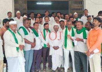 ಬೆಳೆ ವಿಮೆ ಅನ್ಯಾಯ ಖಂಡಿಸಿ ರೈತ ಸಂಘದ ಮನವಿ; 8 ದಿನಗಳಲ್ಲಿ ಕ್ರಮ ಕೈಗೊಳ್ಳದಿದ್ದರೆ ಧರಣಿ ಎಚ್ಚರಿಕೆ.   ಅಫಜಲಪುರ: ಕರ್ನಾಟಕ ಪ್ರಾಂತ ರೈತ ಸಂಘ ಹಾಗೂ ಸ್ವಾಭಿಮಾನಿ ಕಬ್ಬು ಬೆಳೆಗಾರರ ಹೋರಾಟ ಸಮಿತಿಯ ನೇತೃತ್ವದಲ್ಲಿ ಸೋಮವಾರ ಅಫಜಲಪುರ ತಾಲೂಕು ಕಚೇರಿ ಎದುರು ರೈತರು ಪ್ರತಿಭಟನೆ ನಡೆಸಿ, ತಹಶೀಲ್ದಾರ್ ಅವರ ಮೂಲಕ ಜಿಲ್ಲಾಧಿಕಾರಿಗಳಿಗೆ ಮನವಿ ಪತ್ರ ಸಲ್ಲಿಸಿದರು. ಅಫಜಲಪುರ ತಾಲೂಕಿನಲ್ಲಿ ಬೆಳೆ ವಿಮೆ ಪರಿಹಾರ ವಿತರಣೆಯಲ್ಲಿ ರೈತರಿಗೆ ತೀವ್ರ ಅನ್ಯಾಯವಾಗಿದ್ದು, ಅದನ್ನು ಕೂಡಲೇ ಸರಿಪಡಿಸಬೇಕು ಎಂದು ಸಂಘಟನೆಗಳು ಆಗ್ರಹಿಸಿವೆ. ಕಳೆದ ವರ್ಷ ಅತಿವೃಷ್ಟಿಯಿಂದ ರೈತರು ಸಂಪೂರ್ಣ ಬೆಳೆ ಕಳೆದುಕೊಂಡಿದ್ದರು. ಇಂತಹ ಸಂಕಷ್ಟದ ಸಂದರ್ಭದಲ್ಲಿ ಆಸರೆಯಾಗಬೇಕಿದ್ದ ಬೆಳೆ ವಿಮೆ ಯೋಜನೆಯಡಿ ರೈತರು ಪ್ರೀಮಿಯಂ ಪಾವತಿಸಿದ್ದರೂ, ಹಲವಾರು ರೈತರ ಖಾತೆಗಳಿಗೆ ಕೇವಲ ₹17, ₹20ರಷ್ಟು ಅಲ್ಪ ಮೊತ್ತ ಮಾತ್ರ ಜಮೆಯಾಗಿದೆ. ಅನೇಕ ಗ್ರಾಮ ಪಂಚಾಯಿತಿಗಳ ವ್ಯಾಪ್ತಿಯ ರೈತರಿಗೆ ಇದುವರೆಗೂ ಯಾವುದೇ ಪರಿಹಾರ ಜಮೆಯಾಗಿಲ್ಲ ಎಂದು ರೈತ ಮುಖಂಡರು ಆರೋಪಿಸಿದರು.  ಈ ಅನ್ಯಾಯದ ವಿರುದ್ಧ ಈಗಾಗಲೇ ಪ್ರತಿಭಟನೆ ನಡೆಸಿದ್ದು, ಅಧಿಕಾರಿಗಳಿಗೆ 8 ದಿನಗಳ ಗಡುವು ನೀಡಲಾಗಿದೆ. ಈ ಅವಧಿಯೊಳಗೆ ಸಮಸ್ಯೆ ಬಗೆಹರಿಯದಿದ್ದರೆ ಅಫಜಲಪುರದ ಅಂಬೇಡ್ಕರ್ ವೃತ್ತದಲ್ಲಿ ಟೆಂಟ್ ಹಾಕಿ ಅನಿರ್ದಿಷ್ಟಾವಧಿ ಧರಣಿ ಸತ್ಯಾಗ್ರಹ ನಡೆಸಲಾಗುವುದು ಎಂದು ರೈತ ಸಂಘದ ಮುಖಂಡರು ಎಚ್ಚರಿಕೆ ನೀಡಿದರು.  ಪ್ರತಿಭಟನೆಯಲ್ಲಿ ರಮೇಶ ಪಾಟೀಲ್, ಗುರು ಚಾಂದಕವಟೆ, ಬಸವರಾಜ ಪಾಟೀಲ್, ಕಲ್ಯಾಣಿ ಅಂಜುಟಗಿ, ದೌಲತರಾಯ ಪಾಟೀಲ್, ಶರಣಗೌಡ ಪಾಟೀಲ್, ಅರ್ಜುನ ಸೋಮಜಾಳ, ಪ್ರಮೋದ ಭೋವಿಸಂಗಣ್ಣ ವಾಲಿ, ಚಂದು ಬನ್ನೇಟಿ, ರಾಜು ಬಡದಾಳ, ಮಲ್ಲು ಅತ್ತಾರ, ಶಿವು ಹಿರ್ಯಾಳ, ಸೂರ್ಯಕಾಂತ ಪವಾರ, ಬಸವರಾಜ ಕಲಶೆಟ್ಟಿ, ಸೇರಿದಂತೆ ತಾಲೂಕಿನ ವಿವಿಧ ಭಾಗಗಳ ರೈತರು ಹಾಗೂ ಮುಖಂಡರು ಉಪಸ್ಥಿತರಿದ್ದರು.