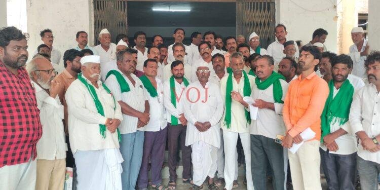 ಬೆಳೆ ವಿಮೆ ಅನ್ಯಾಯ ಖಂಡಿಸಿ ರೈತ ಸಂಘದ ಮನವಿ; 8 ದಿನಗಳಲ್ಲಿ ಕ್ರಮ ಕೈಗೊಳ್ಳದಿದ್ದರೆ ಧರಣಿ ಎಚ್ಚರಿಕೆ.   ಅಫಜಲಪುರ: ಕರ್ನಾಟಕ ಪ್ರಾಂತ ರೈತ ಸಂಘ ಹಾಗೂ ಸ್ವಾಭಿಮಾನಿ ಕಬ್ಬು ಬೆಳೆಗಾರರ ಹೋರಾಟ ಸಮಿತಿಯ ನೇತೃತ್ವದಲ್ಲಿ ಸೋಮವಾರ ಅಫಜಲಪುರ ತಾಲೂಕು ಕಚೇರಿ ಎದುರು ರೈತರು ಪ್ರತಿಭಟನೆ ನಡೆಸಿ, ತಹಶೀಲ್ದಾರ್ ಅವರ ಮೂಲಕ ಜಿಲ್ಲಾಧಿಕಾರಿಗಳಿಗೆ ಮನವಿ ಪತ್ರ ಸಲ್ಲಿಸಿದರು. ಅಫಜಲಪುರ ತಾಲೂಕಿನಲ್ಲಿ ಬೆಳೆ ವಿಮೆ ಪರಿಹಾರ ವಿತರಣೆಯಲ್ಲಿ ರೈತರಿಗೆ ತೀವ್ರ ಅನ್ಯಾಯವಾಗಿದ್ದು, ಅದನ್ನು ಕೂಡಲೇ ಸರಿಪಡಿಸಬೇಕು ಎಂದು ಸಂಘಟನೆಗಳು ಆಗ್ರಹಿಸಿವೆ. ಕಳೆದ ವರ್ಷ ಅತಿವೃಷ್ಟಿಯಿಂದ ರೈತರು ಸಂಪೂರ್ಣ ಬೆಳೆ ಕಳೆದುಕೊಂಡಿದ್ದರು. ಇಂತಹ ಸಂಕಷ್ಟದ ಸಂದರ್ಭದಲ್ಲಿ ಆಸರೆಯಾಗಬೇಕಿದ್ದ ಬೆಳೆ ವಿಮೆ ಯೋಜನೆಯಡಿ ರೈತರು ಪ್ರೀಮಿಯಂ ಪಾವತಿಸಿದ್ದರೂ, ಹಲವಾರು ರೈತರ ಖಾತೆಗಳಿಗೆ ಕೇವಲ ₹17, ₹20ರಷ್ಟು ಅಲ್ಪ ಮೊತ್ತ ಮಾತ್ರ ಜಮೆಯಾಗಿದೆ. ಅನೇಕ ಗ್ರಾಮ ಪಂಚಾಯಿತಿಗಳ ವ್ಯಾಪ್ತಿಯ ರೈತರಿಗೆ ಇದುವರೆಗೂ ಯಾವುದೇ ಪರಿಹಾರ ಜಮೆಯಾಗಿಲ್ಲ ಎಂದು ರೈತ ಮುಖಂಡರು ಆರೋಪಿಸಿದರು.  ಈ ಅನ್ಯಾಯದ ವಿರುದ್ಧ ಈಗಾಗಲೇ ಪ್ರತಿಭಟನೆ ನಡೆಸಿದ್ದು, ಅಧಿಕಾರಿಗಳಿಗೆ 8 ದಿನಗಳ ಗಡುವು ನೀಡಲಾಗಿದೆ. ಈ ಅವಧಿಯೊಳಗೆ ಸಮಸ್ಯೆ ಬಗೆಹರಿಯದಿದ್ದರೆ ಅಫಜಲಪುರದ ಅಂಬೇಡ್ಕರ್ ವೃತ್ತದಲ್ಲಿ ಟೆಂಟ್ ಹಾಕಿ ಅನಿರ್ದಿಷ್ಟಾವಧಿ ಧರಣಿ ಸತ್ಯಾಗ್ರಹ ನಡೆಸಲಾಗುವುದು ಎಂದು ರೈತ ಸಂಘದ ಮುಖಂಡರು ಎಚ್ಚರಿಕೆ ನೀಡಿದರು.  ಪ್ರತಿಭಟನೆಯಲ್ಲಿ ರಮೇಶ ಪಾಟೀಲ್, ಗುರು ಚಾಂದಕವಟೆ, ಬಸವರಾಜ ಪಾಟೀಲ್, ಕಲ್ಯಾಣಿ ಅಂಜುಟಗಿ, ದೌಲತರಾಯ ಪಾಟೀಲ್, ಶರಣಗೌಡ ಪಾಟೀಲ್, ಅರ್ಜುನ ಸೋಮಜಾಳ, ಪ್ರಮೋದ ಭೋವಿಸಂಗಣ್ಣ ವಾಲಿ, ಚಂದು ಬನ್ನೇಟಿ, ರಾಜು ಬಡದಾಳ, ಮಲ್ಲು ಅತ್ತಾರ, ಶಿವು ಹಿರ್ಯಾಳ, ಸೂರ್ಯಕಾಂತ ಪವಾರ, ಬಸವರಾಜ ಕಲಶೆಟ್ಟಿ, ಸೇರಿದಂತೆ ತಾಲೂಕಿನ ವಿವಿಧ ಭಾಗಗಳ ರೈತರು ಹಾಗೂ ಮುಖಂಡರು ಉಪಸ್ಥಿತರಿದ್ದರು.