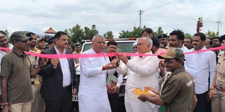 ಜಿಲ್ಲಾ ಉಸ್ತುವಾರಿ ಸಚಿವ ಎಮ್ ಬಿ ಪಿ ಗೈರು… ಆದ್ರೆ ವೃಕ್ಷೋದ್ಯಾನಕ್ಕೆ ಭರ್ಜರಿ ಉದ್ಘಾಟನೆ..! ಇಂಡಿಗೆ ಬರಗಾಲದ ಸಂಕಷ್ಟ..ರೈತರ ಕಷ್ಟಕ್ಕೆ ಪರಿಹಾರ ಯಾವಾಗ?