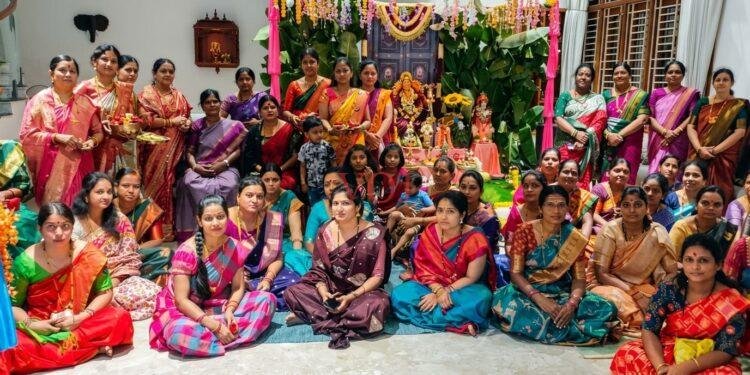 ಶ್ರಾವಣ ಮಾಸದ ಅಂಗವಾಗಿ ತಾಯಂದಿರಿಗೆ ಉಡಿ ತುಂಬಿದ ಶೆಟ್ಟಿ ಕುಟುಂಬ