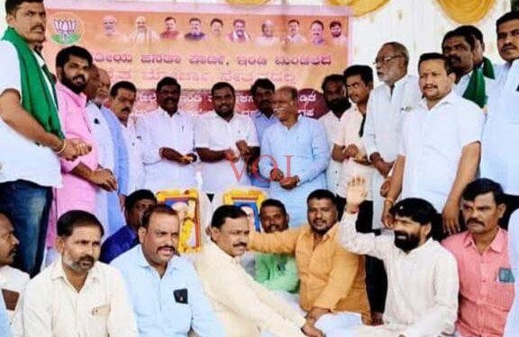 ಇಂಡಿ ಬರಗಾಲ ಘೋಷಣೆಗೆ ಬಿಜೆಪಿ ಅನಿರ್ದಿಷ್ಟ ಧರಣಿ..! | ಸರ್ಕಾರದ ವಿರುದ್ಧ ರೈತರ ಆಕ್ರೋಶ